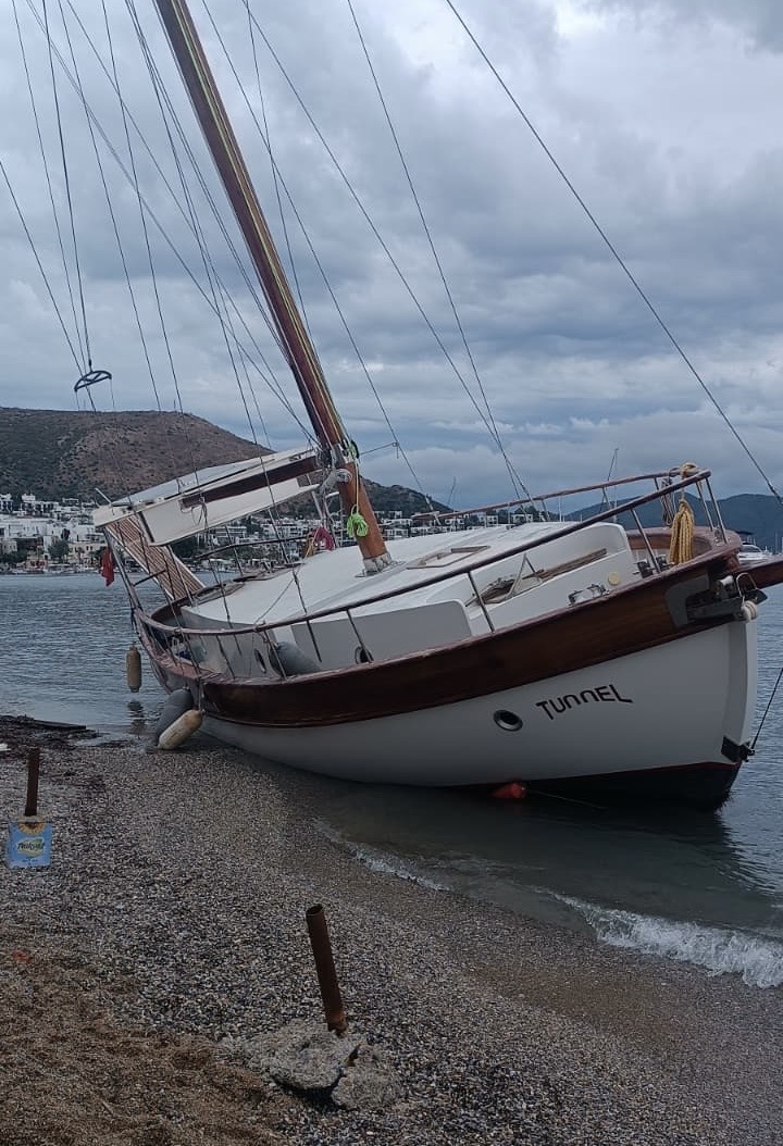 Bodrum’u ve Kos’u Fırtına Vurdu: 15 Metrelik Yelkenli Sahile Oturdu