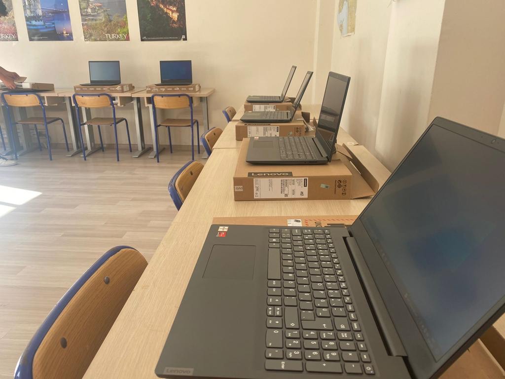 TÜRSAB Bodrum BTK'dan eğitim desteği: 18 adet dizüstü bilgisayar okula teslim edildi 