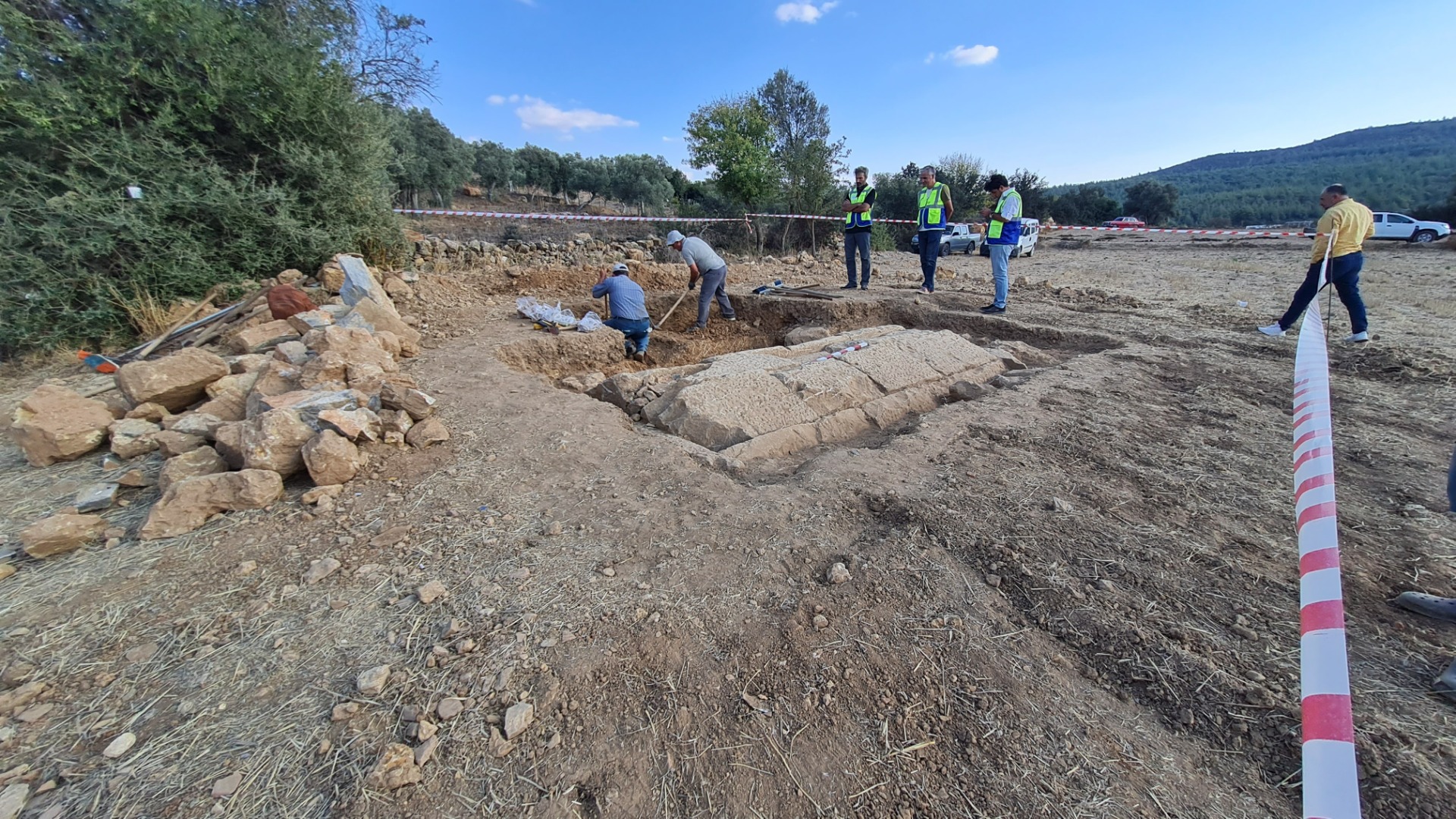 Tarlada heyecanlandıran keşif: 2 bin 400 yıllık olduğu tahmin edilen oda mezar bulundu