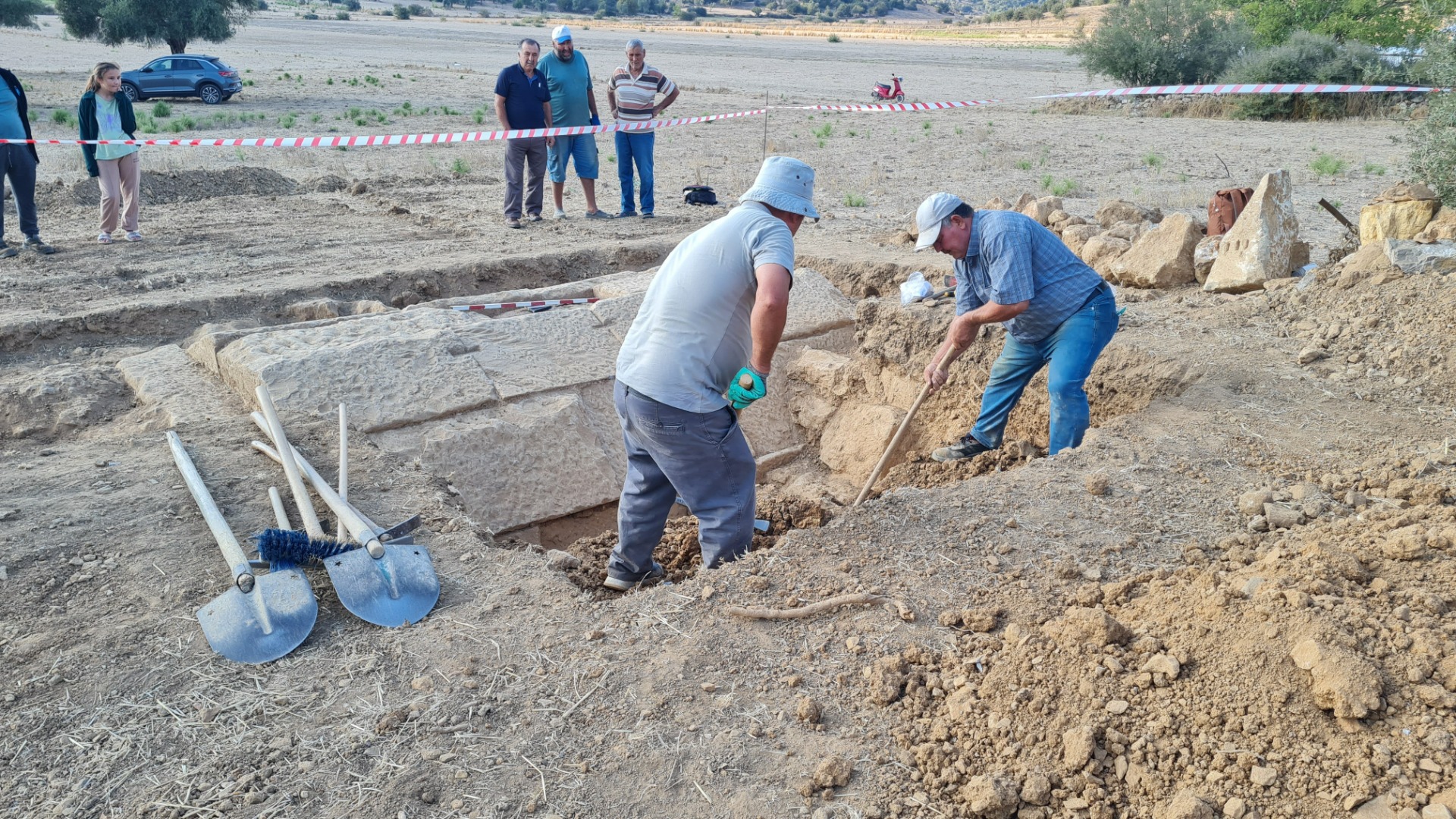 Tarlada heyecanlandıran keşif: 2 bin 400 yıllık olduğu tahmin edilen oda mezar bulundu