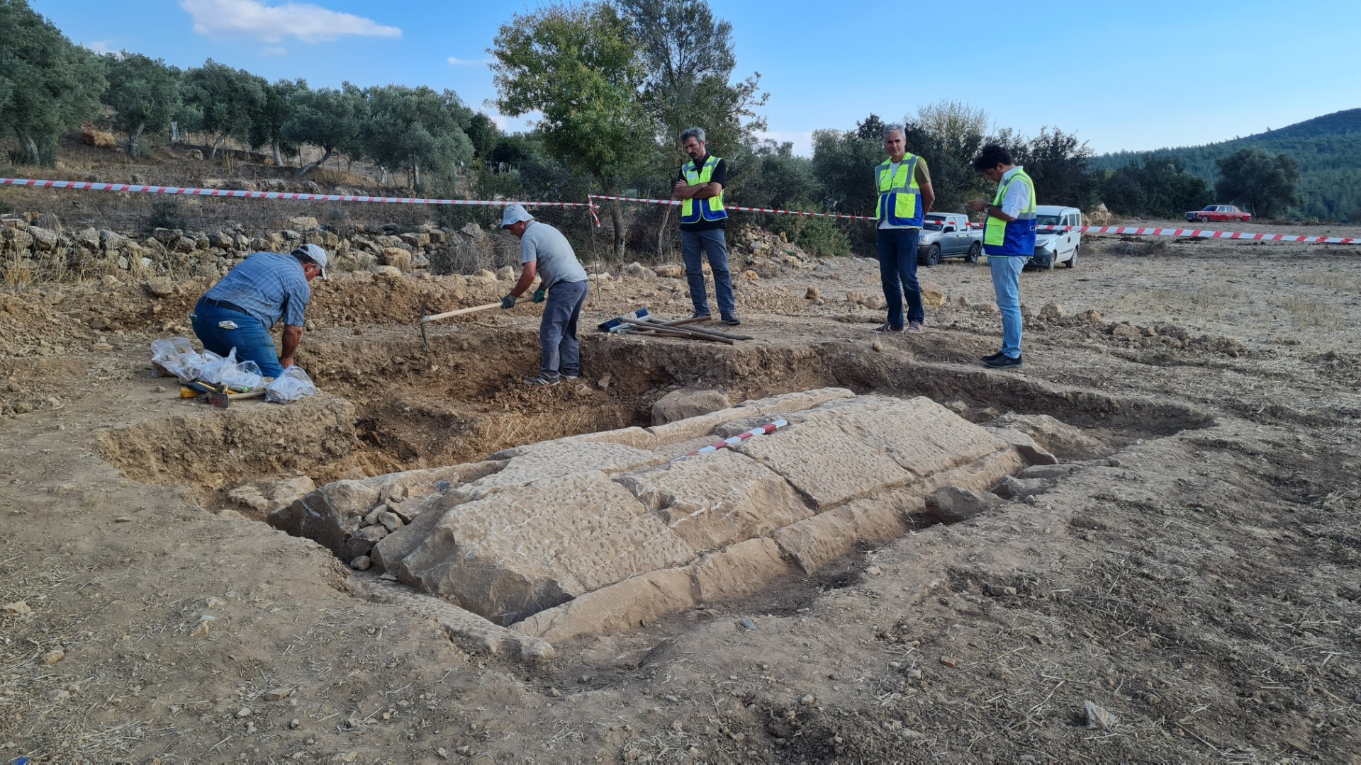 Tarlada heyecanlandıran keşif: 2 bin 400 yıllık olduğu tahmin edilen oda mezar bulundu