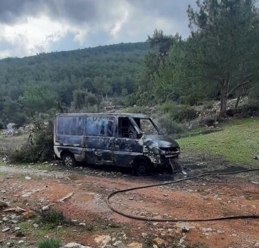  Bodrum’da ormanlık alandaki araç yanarak küle döndü 