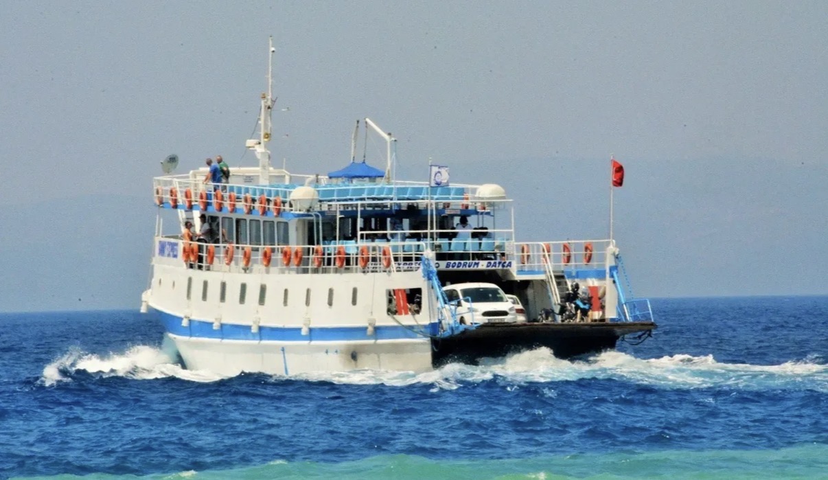 Bodrum'da fırtına: Feribot seferleri iptal edildi