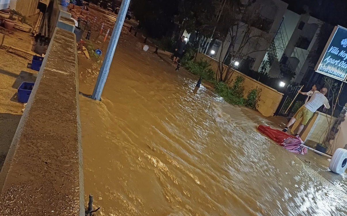Bodrum’u sel vurdu, ev ve iş yerlerini su bastı