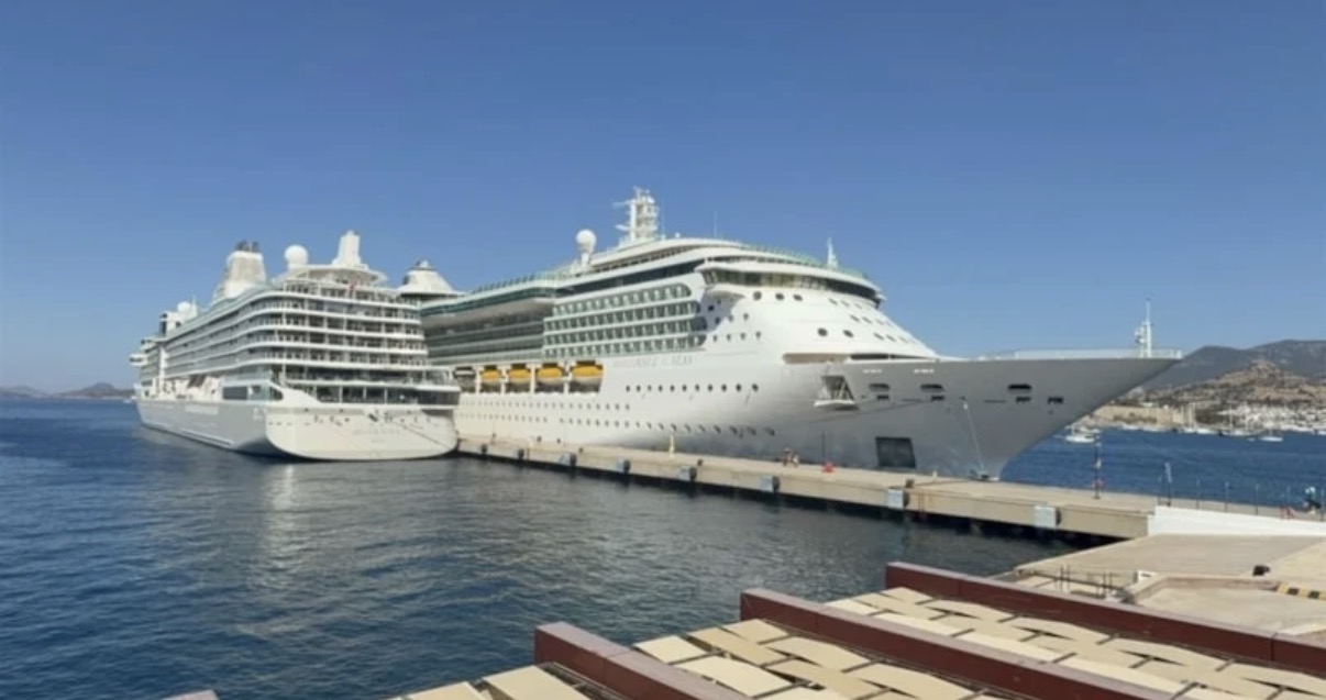 İki dev kruvaziyer 3 bin 319 turistle Bodrum'a demirledi