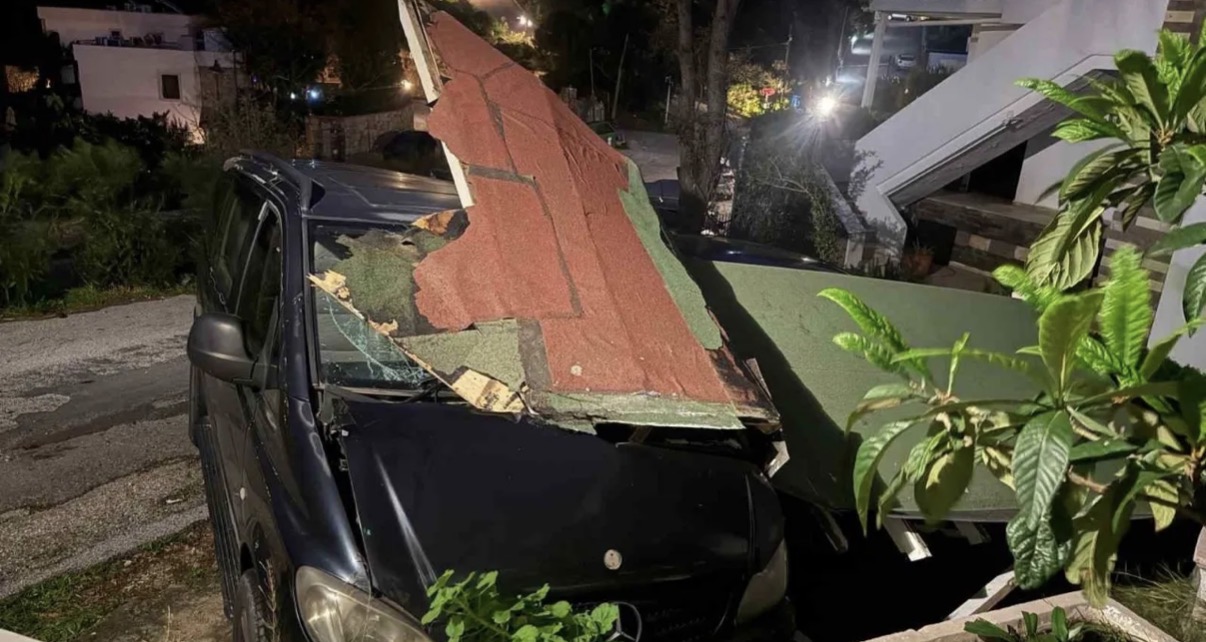 Bodrum’da fırtına: Sundurma araçların üzerine yıkıldı