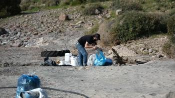 Bodrum'da ot toplamaya giden 3 kişi, koydaki atıkları temizledi