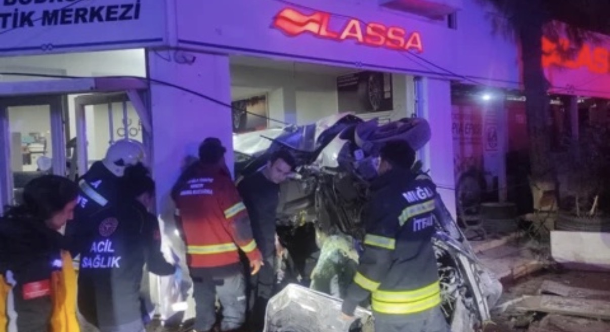 Bodrum'da feci kaza: Kontrolden çıkan otomobil iş yerine daldı