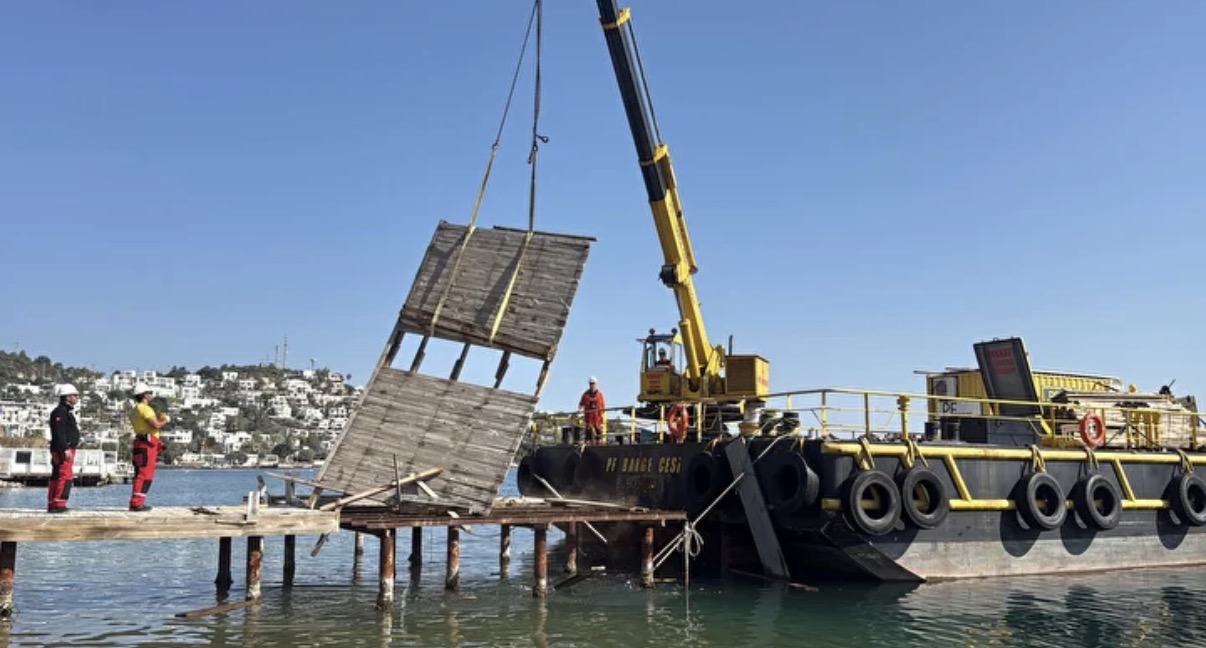 'Kaçak iskele' operasyonu: Bodrum'da sosyetenin gözbebeği iskeleler yıkıldı