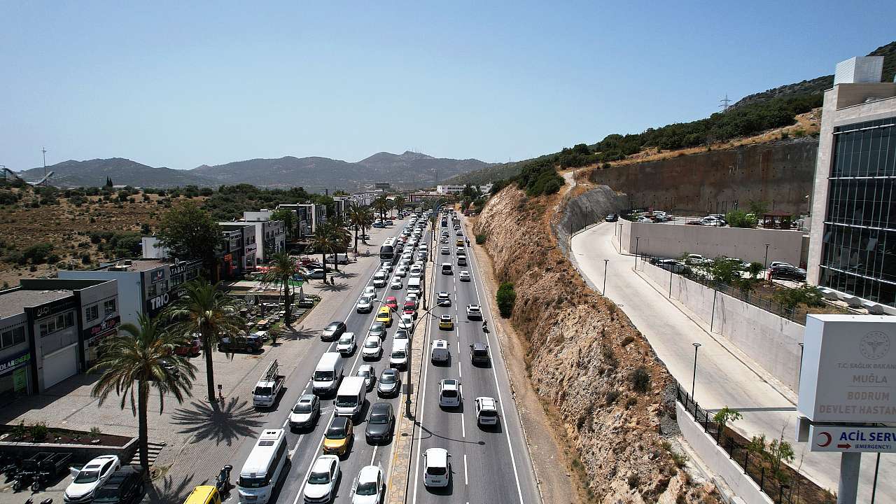 Bayram tatili başladı, trafik yoğunlaştı: Bodrum'a 25 bin araç giriş yaptı