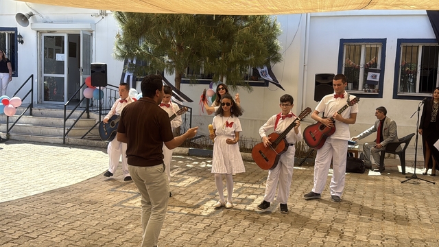 Bodrum'da özel öğrencilerden alkışlanan performans: ‘Hem vals yaptılar hem atölye açtılar’