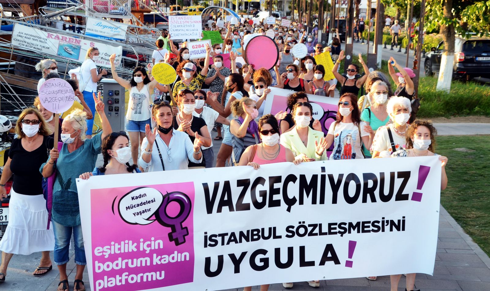 YÜZLERCE KADIN
